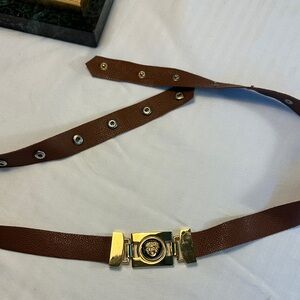 Vintage women’s Brown Leather Belt with Gold Medallion Buckle